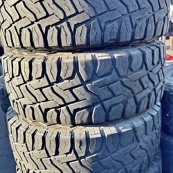 275/65/18 Toyo vendo un set de llantas usadas excelente condiciones de vida las 4 ✅🤩I am selling a set of used tires, all 4 in excellent living condi