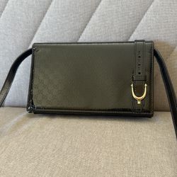 100% Authentic GUCCI GG Microguccissima Nice Crossbody / Long Shoulder Wallet – Black Patent Leather 