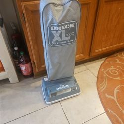 Oreck Xl 100C Extended life Vacuum Cleaner  MINTY