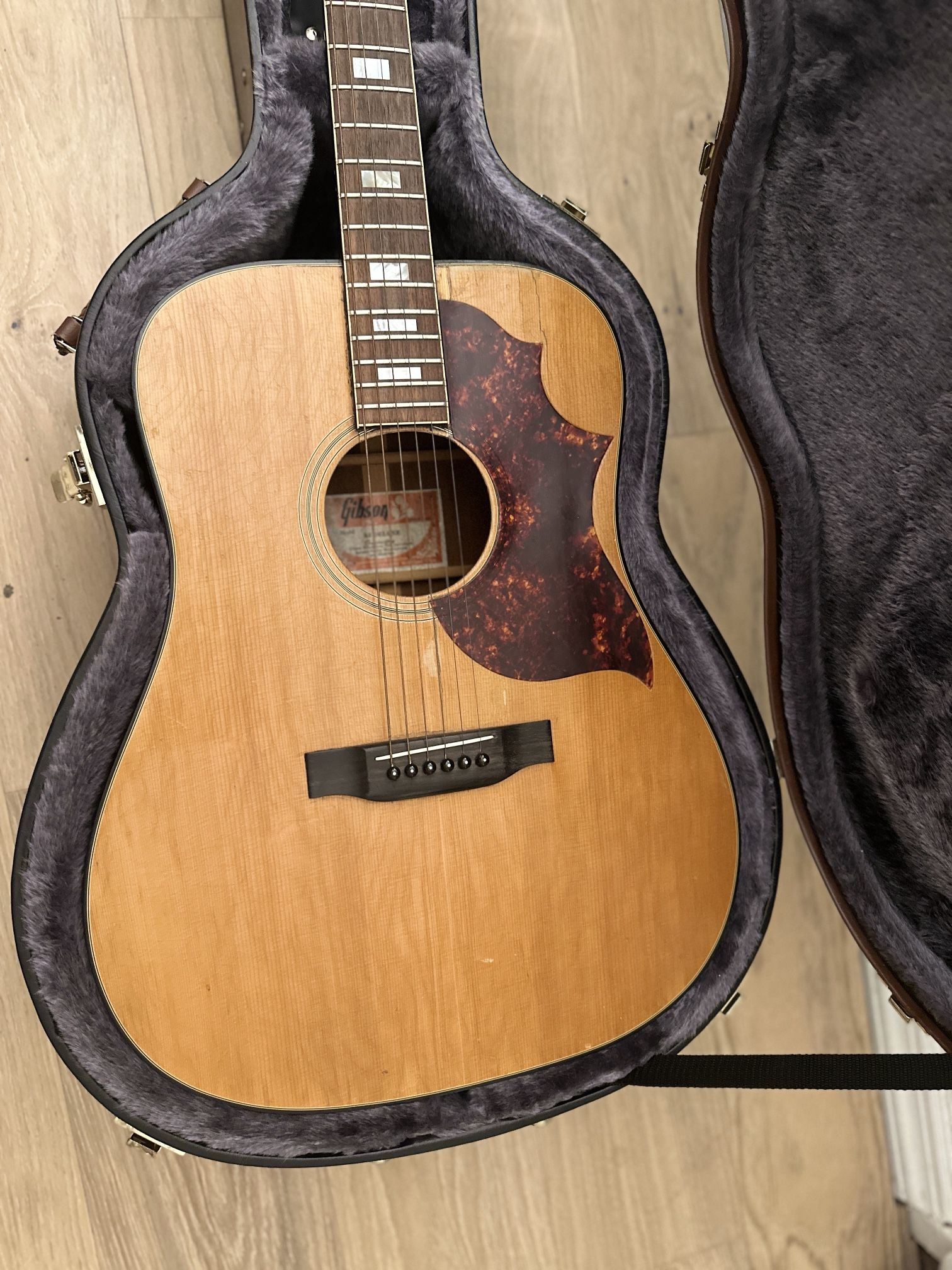 Vintage Gibson SJ-Deluxe Acoustic Guitar (1970s) — Natural Finish