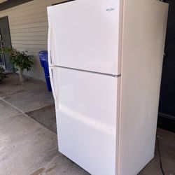 LIKE NEW WHIRLPOOL REFRIGERATOR ✨
🧊 White | Super Clean | Excellent Condition
