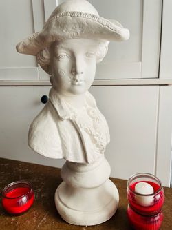 Vintage neoclassical-style sculpture (HEAVY)