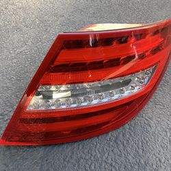 2012- 2015 MERCEDES C CLASS C250 C300 C350 RIGHT TAIL LIGHT OEM USED