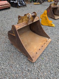 42" Backhoe Clean Out Bucket