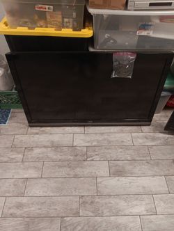 55" VIZIO FLATSCREEN WITH WALL MOUNT AND REMOTE