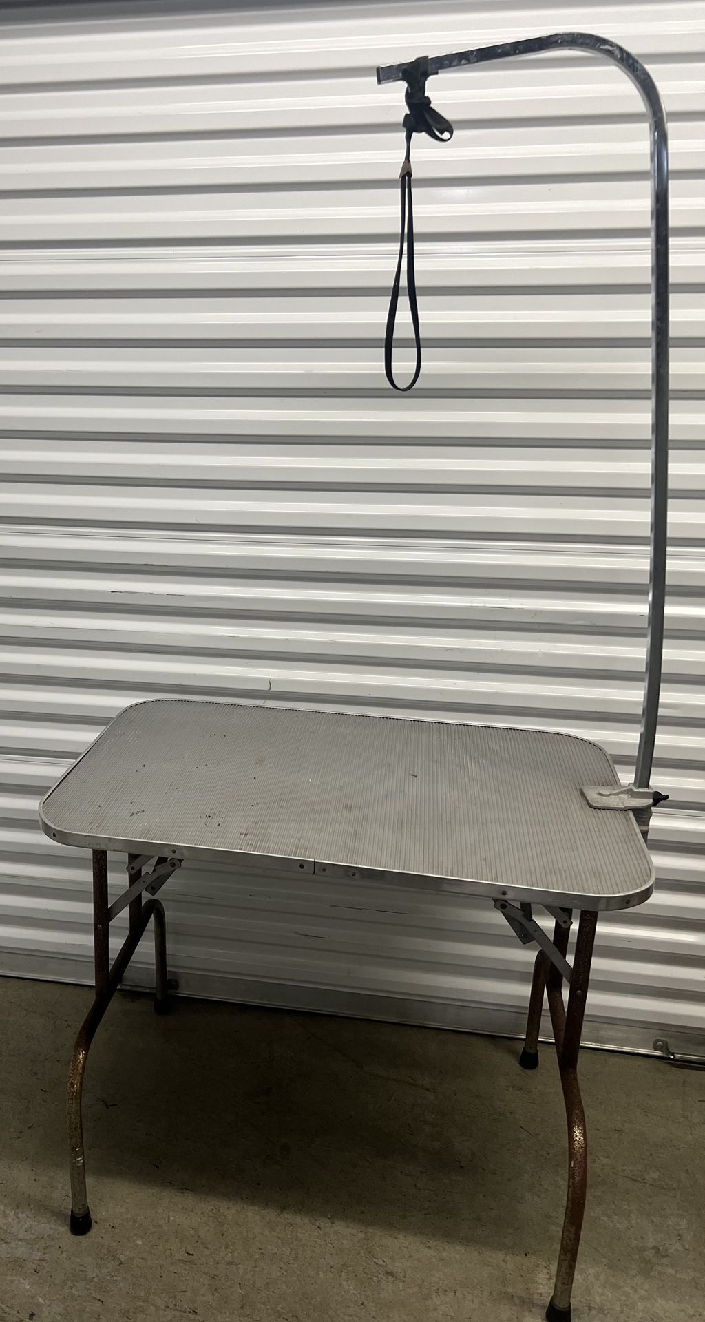 Dog Grooming Table. Sturdy table allows for easy, shampooing, nail clipping and teeth cleaning.