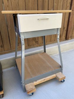 UNIVERSAL MOBILE TOOL STANDS