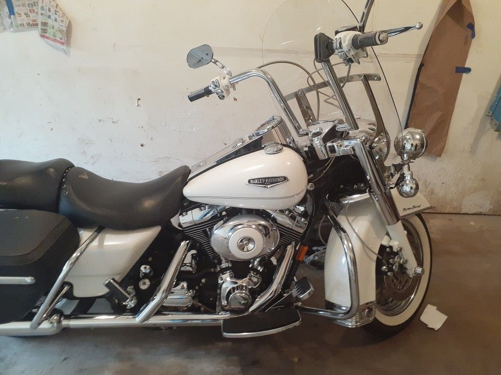 2004 Harley Davidson Road King Classic It's Pearl White In Excellent Condition And Very Clean