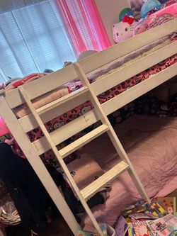 Twin bunk beds