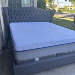 CAMA CALKING SZ DE TELA ACOLCHADA COLOR GRIS CON BOX SPRING Y COMCHON MEMORY FOAM 14” USADA BUENA CONDICIÓN