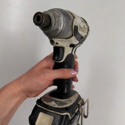 Makita BTD142 impact driver w/18 volt battery no charger 