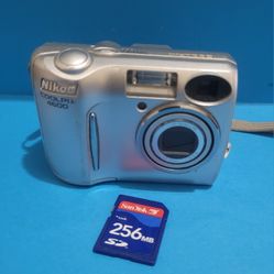 Nikon Coolpix E4600 4.0MP Digital Camera 3X Zoom + SanDisk 256MB SD Card.