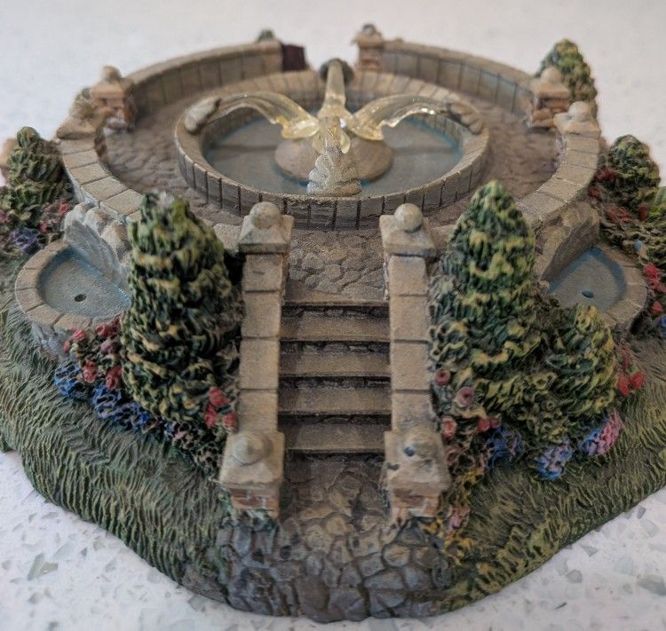 Thomas Kinkade Hawthorne Village Lamplight Fountain.