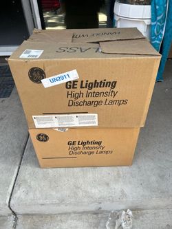 cases GE Lightning high intensity discharge lámps asking $35 each box  2 cajas de focos grandes comerciales at $35 cada caja