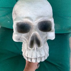 HALLOWEEN DECORATION RESIN SKULL WITH HEAVY METAL BRACKET 