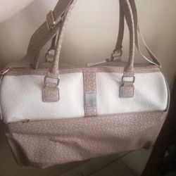 Guess Traveling Bagg $30