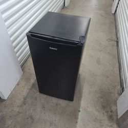 Mini fridge 3ft tall 16 inches wide(read discription)