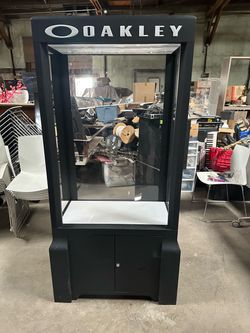 Oakley Retail Display Case – Illuminated Lockable Cabinet