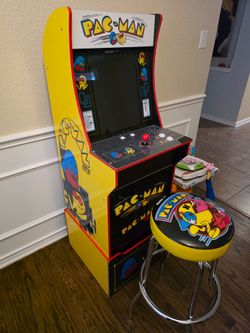 PAC MAN PLUS ARCADE WITH STOOL
