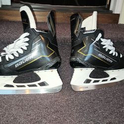 Hockey Skates Bauer M40  Intermediate Size 6.5 Like New