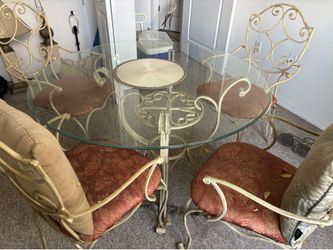 Wrought iron table w/4 chairs and Bakers Rack