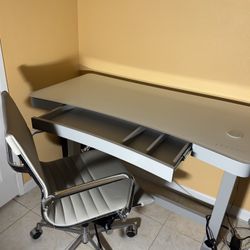 Standing & Height Adjustable Desks / Office Chair  