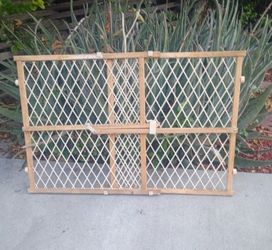 Pet Gate 23" T X 25" W to 45" W
