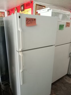 Hotpoint Refrigerator white ex large excellent . Warranty , Delivery available 2203 Fowler st. Ft. Myers 33901