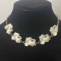 Vintage Sarah Coventry Silver Tone Necklace With White Enamel Leaves N-2526
