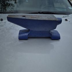 Rugged cast iron anvil