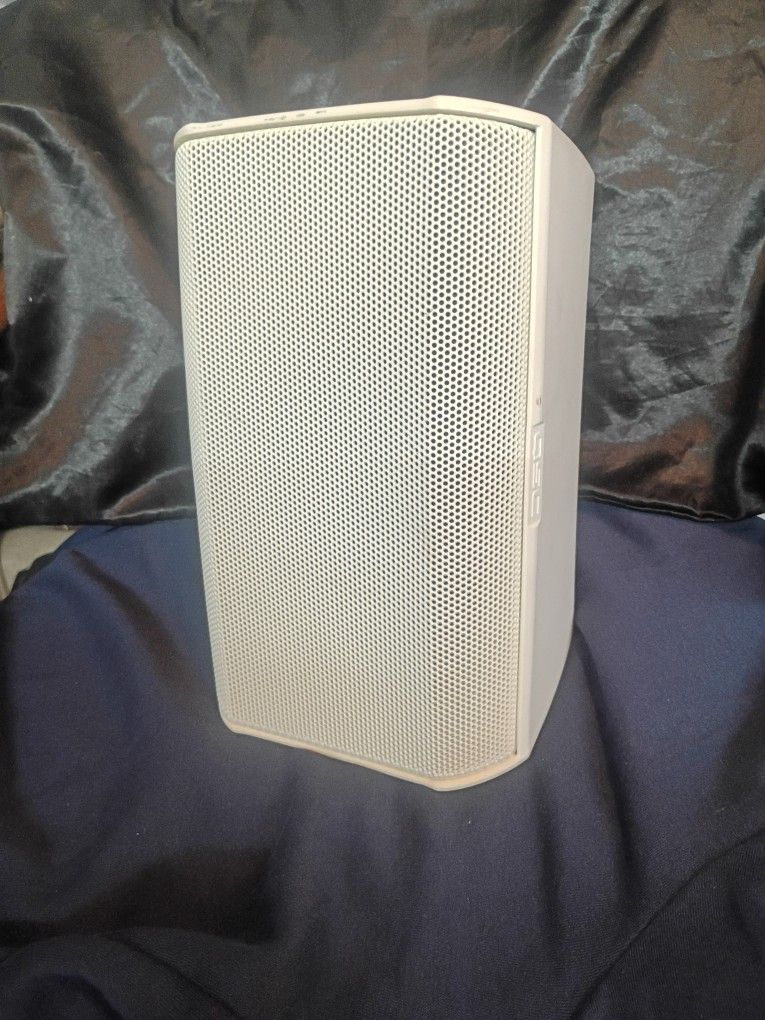 QSC SPEAKERS  LIKE NEW  HAVE 6   $50 EACH