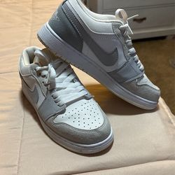 Light Grey Women’s Dunks Size 8