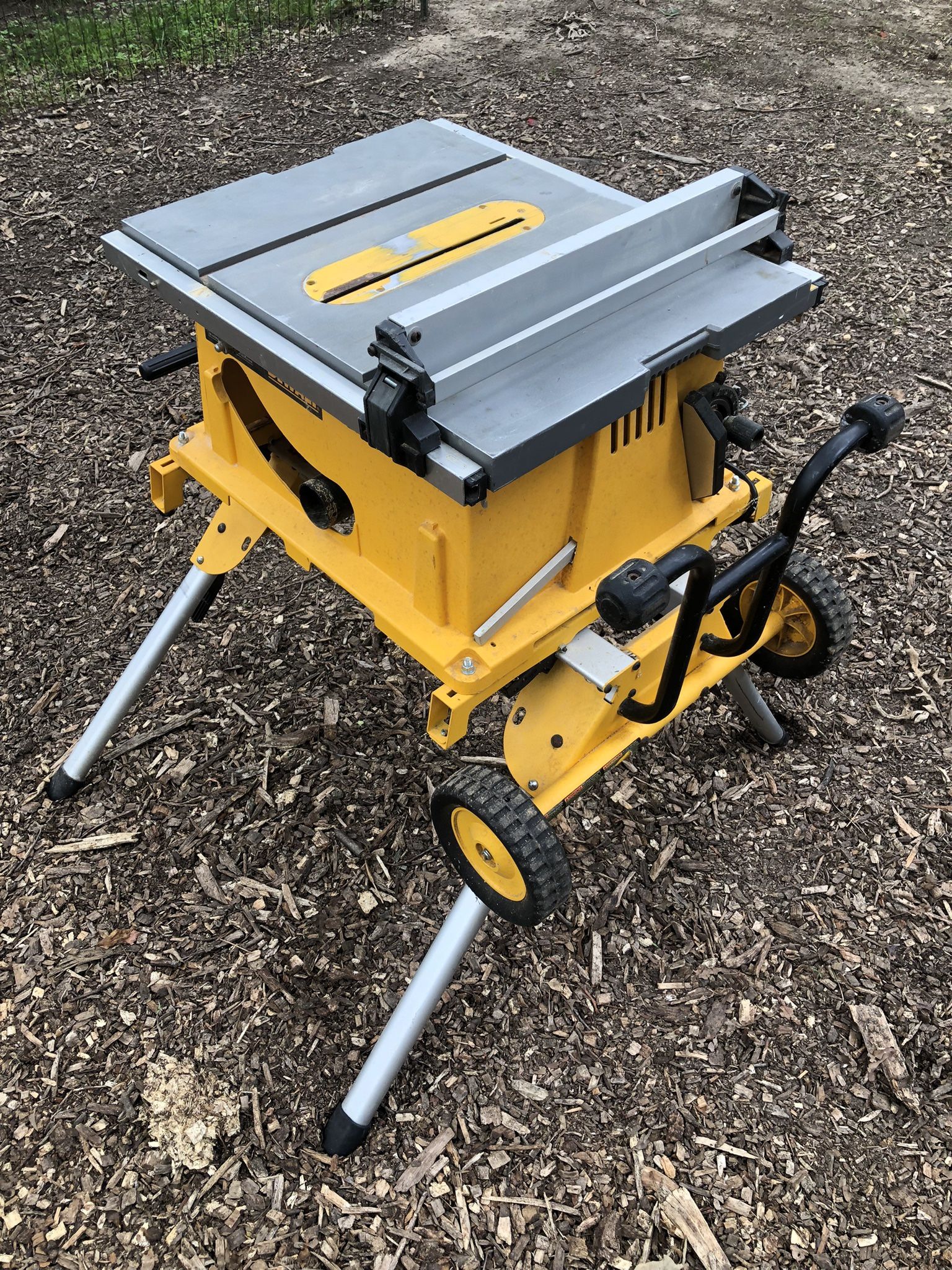 DeWalt 10” Table Saw & DeWalt Folding Pro Stand in Excellent Condition
