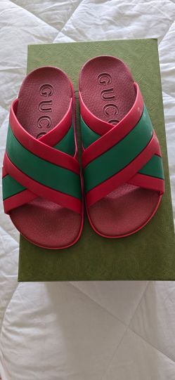 Gucci

Web Accent Rubber Slides

Women's Size 9