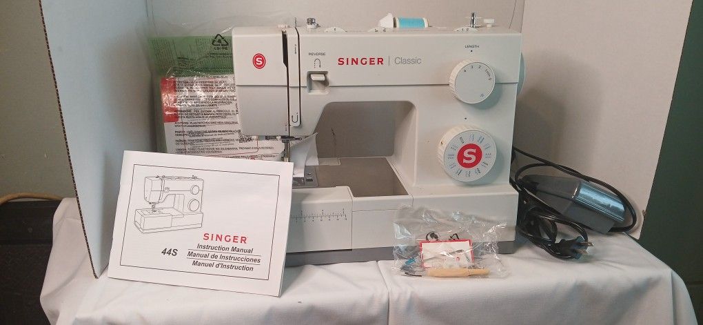 Singer Classic Sewing Machine 44S