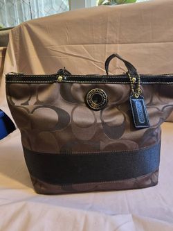 Coach Signature Gallery Tote Bag (Style Model F15142 / F17726 series variant)