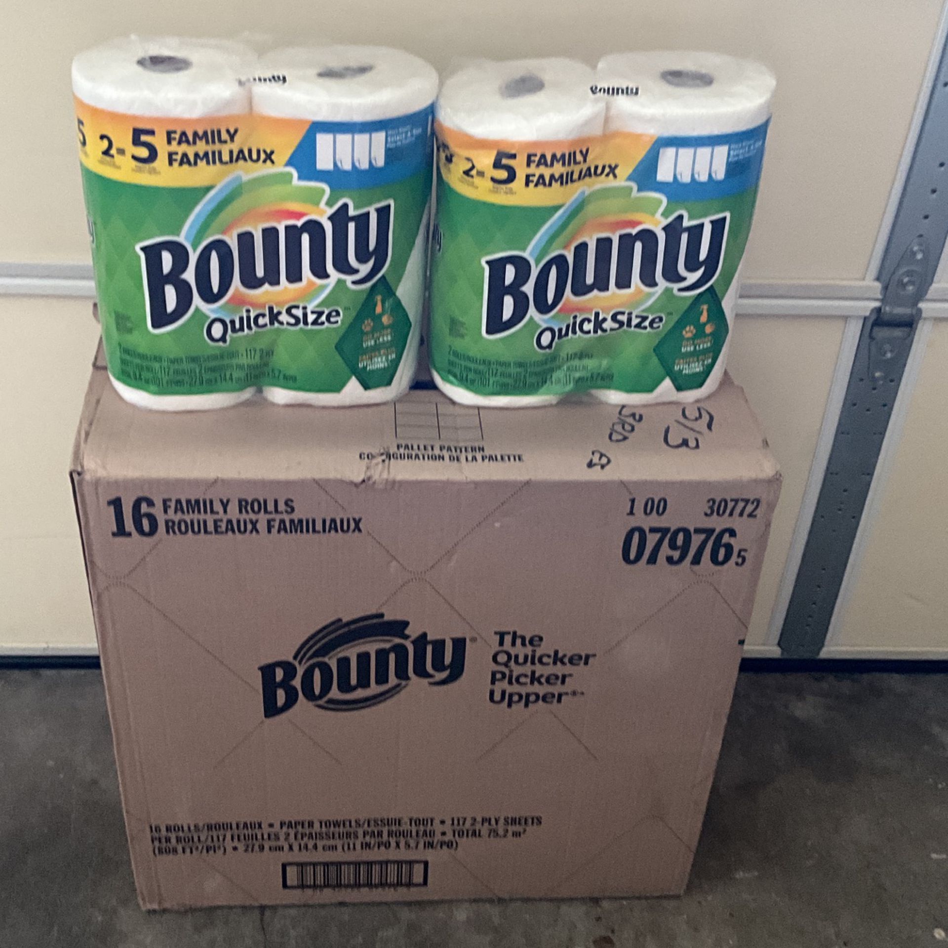 Bounty Quick-Size Paper Towels, 20 Family Rolls = 40 Regular Rolls, More Sheets, More Tasks in Every Roll*