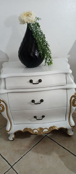 Mueblecito. Blanco Con Dorado 