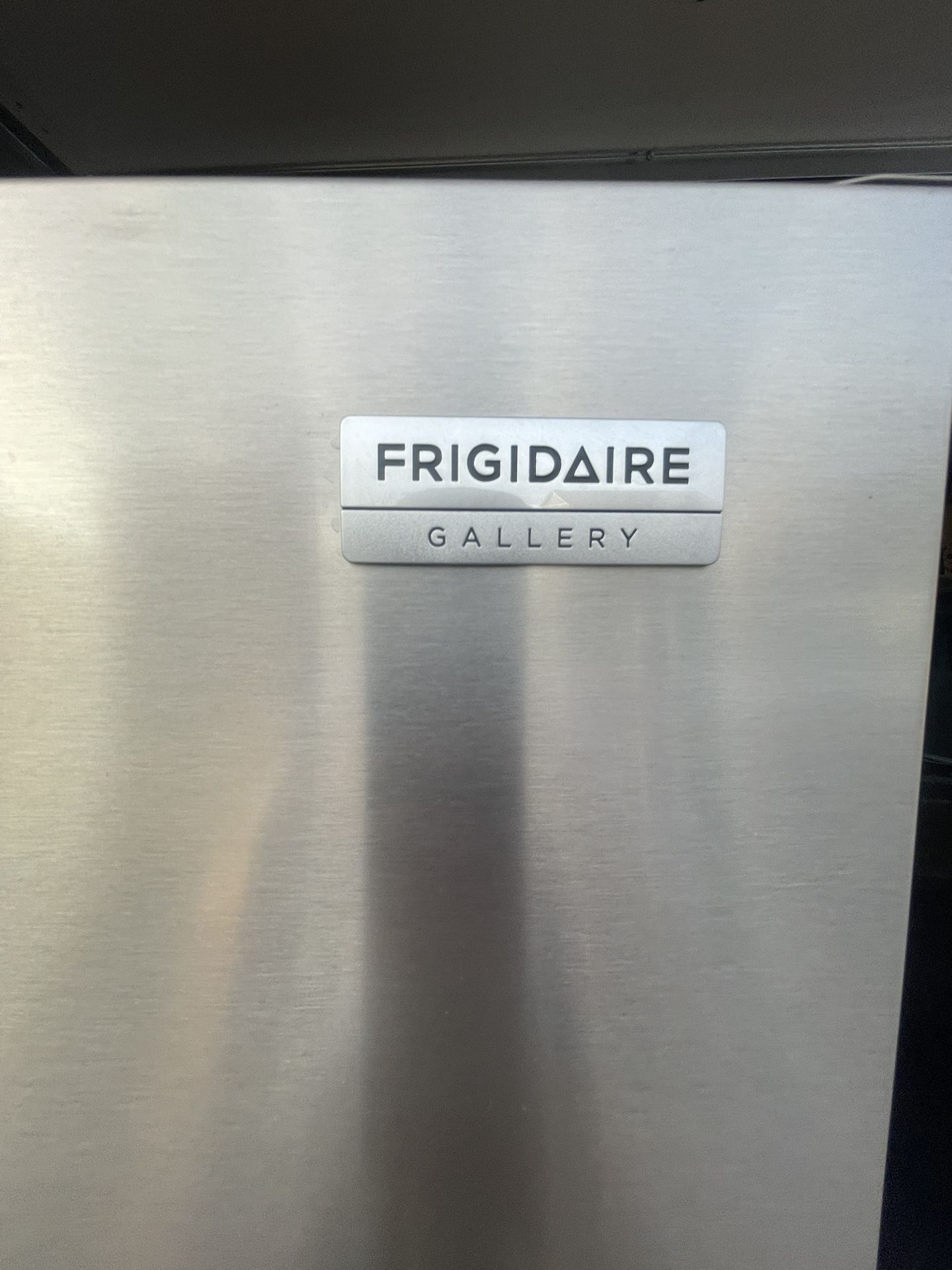 New Frigidaire Refrigerator 27.8 Cu