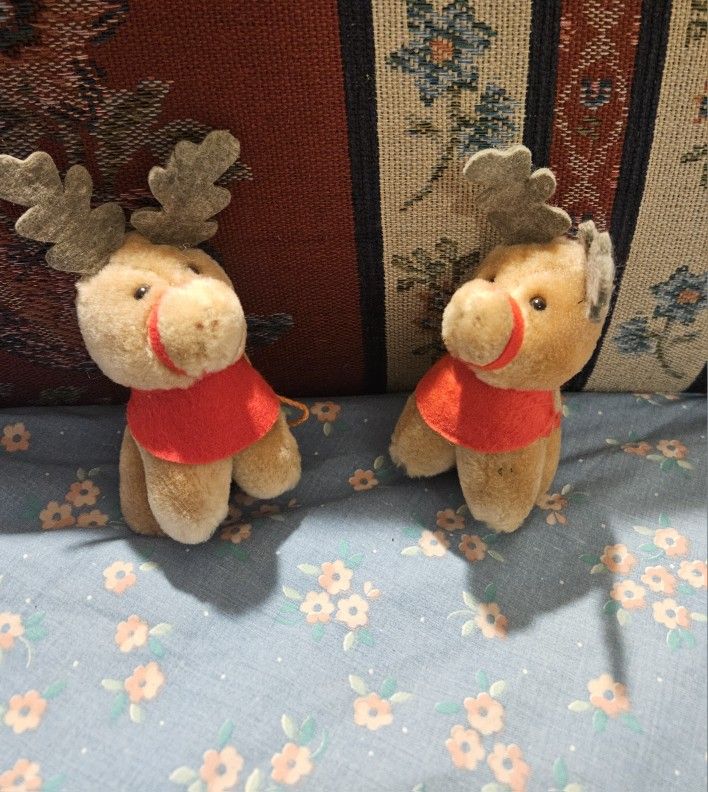 VTG 2 MCDONALS CHRISTMAS RAINDEER TOYS STUFFED ORNAMENTS DECOR +BONUS