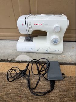 Singer Talent Sewing Machine – Works Great – Accessories Included