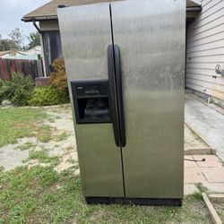 Free Working Fridge Just Needs Cleaning Inside 