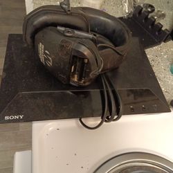 Blue ray player and Razor sound headphones