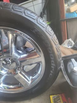 4 wheel 20 6 Lugs like new crome rims and tires