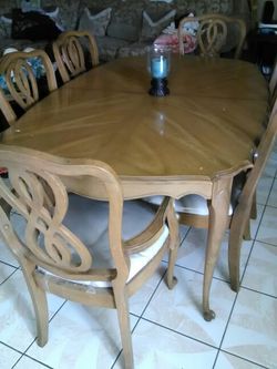 Table with 6 chairs. Mesa con 6 sillas.