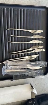 A dozen of steak knives.