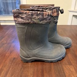 Insulated rubber rain or snow boots adult size 5 Kamik brand