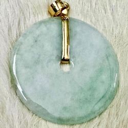 Beautiful Jade Jadiete Donut Pendant with Real 18k Gold + Certificate