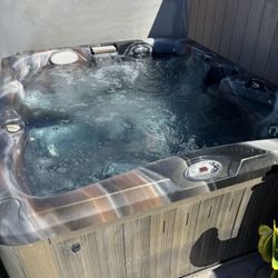 Jacuzzi For Sale - J225 Model Jacuzzi Spa - Plug In **FREE DELIVERY
