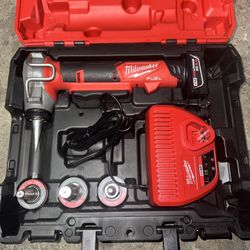 Máquina De PEX MILWAUKEE FUEL